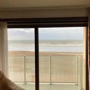 https://ruim-appartement-met-zeezicht-in-westende.ostend-hotel.net